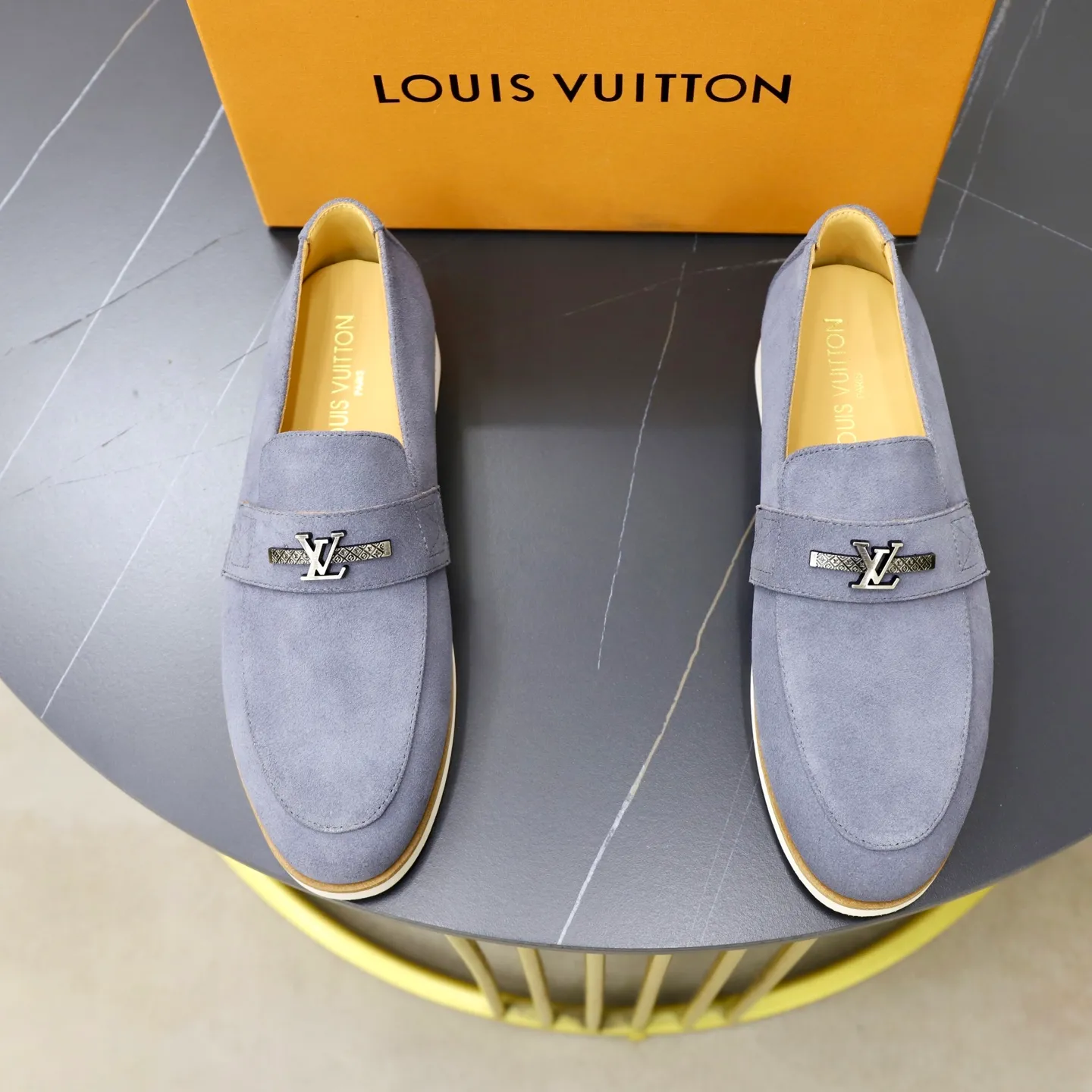 Ex-factory price: 442💰🙅‍♂️🙅‍♂️🙅‍♂️ Brand: LV Louis Vuitton Standard code: 38-44 (45 customized) Grade: Same as the official website Material: Original cow suede material stitching Comfortable and breathable cowhide lining Lightweight wear-resistant foam outsole Style category: Men's fashionable casual shoes Running sports shoes Distinguished luxury brand elements Top luxury color: actual picture color